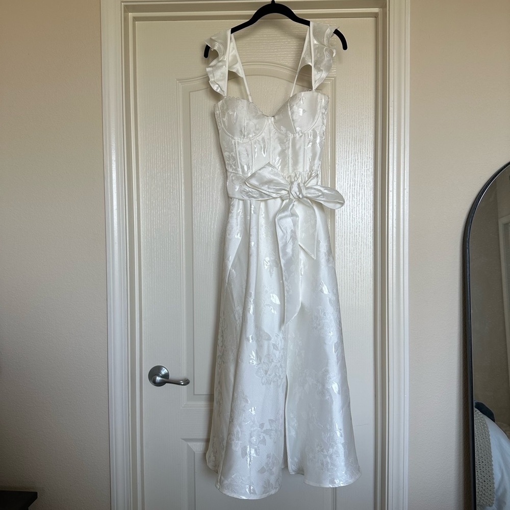 V. Chapman - The Vera Dress in White Baroque Floral | 4